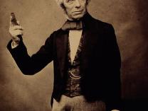 MICHAEL FARADAY: Meneguhkan Iman Melalui Sains dan Listrik